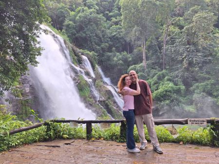 An embrace in front of the roaring waterfall - lifeonwheel.com