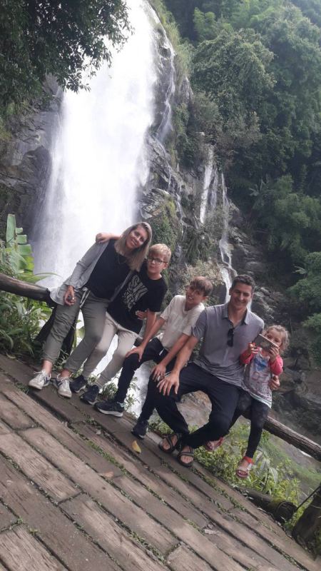 The whole family gathered on the wooden deck - lifeonwheel.com