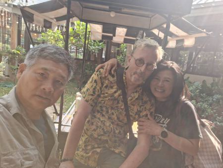 A warm goodbye at a garden restaurant - lifeonwheel.com