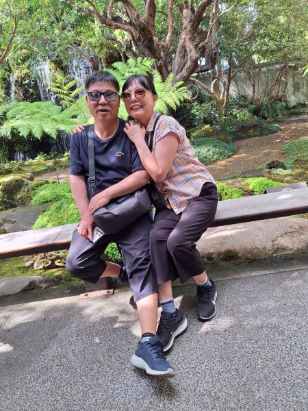 A couple relaxing among the ferns and moss garden - lifeonwheel.com