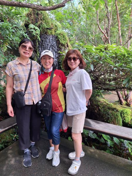 Guests at the mossy waterfall garden feature - lifeonwheel.com