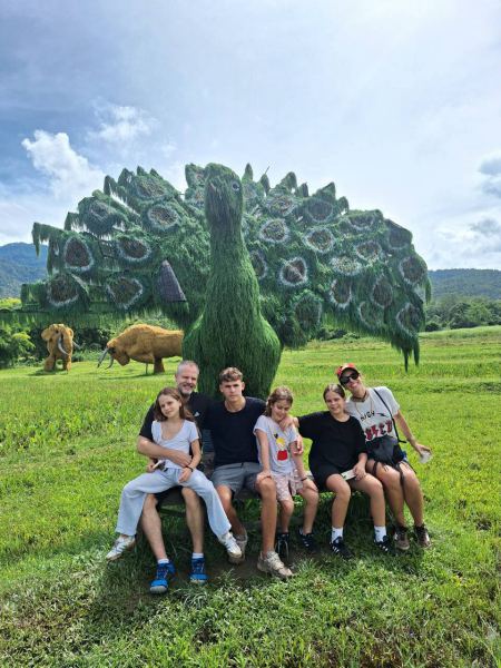 Family photo beside the giant topiary peacock - lifeonwheel.com