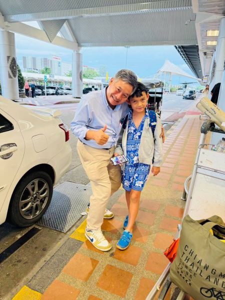 A warm farewell with a young guest at the airport - lifeonwheel.com