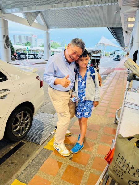 Saying goodbye at the airport departures kerb - lifeonwheel.com