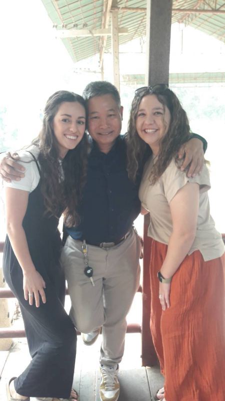 A hug with our guide at the end of the trip - lifeonwheel.com