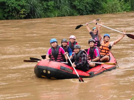A rafting team all smiles after the run - lifeonwheel.com