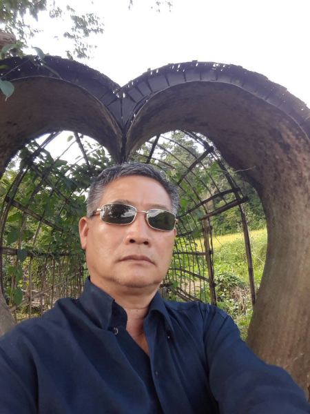 Our guide beneath a heart-shaped garden arch - lifeonwheel.com
