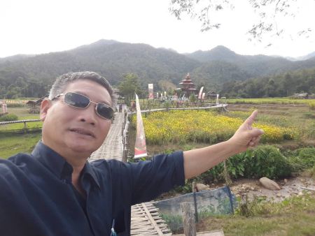 Pointing out the bamboo bridge over the flower fields - lifeonwheel.com