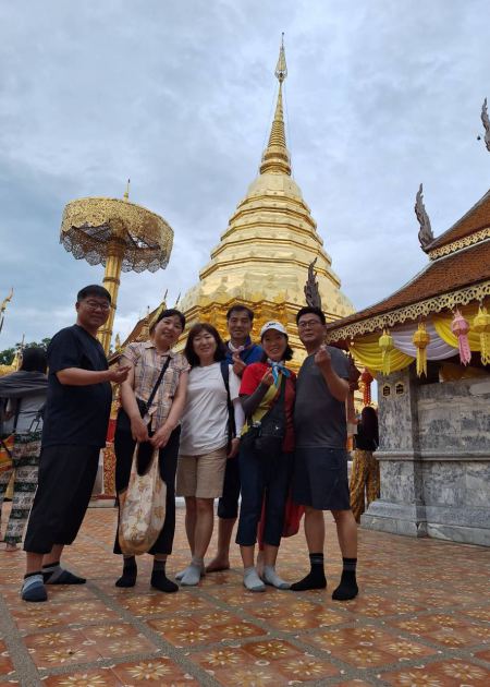 Group photo at the golden chedi of Wat Phra That Doi Suthep - lifeonwheel.com