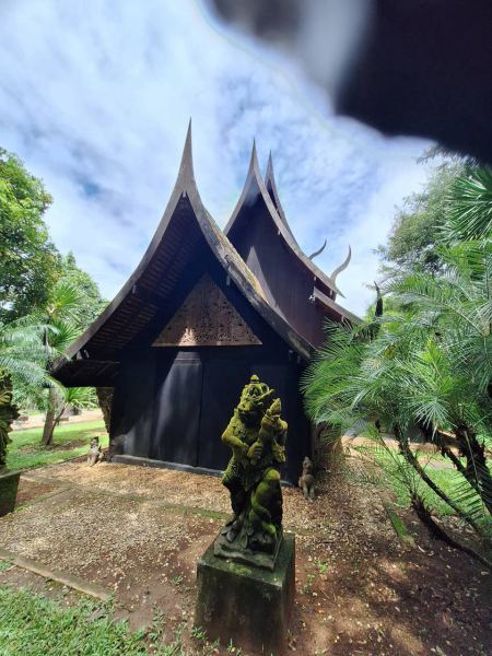 A black lacquered pavilion guarded by mossy statues - lifeonwheel.com