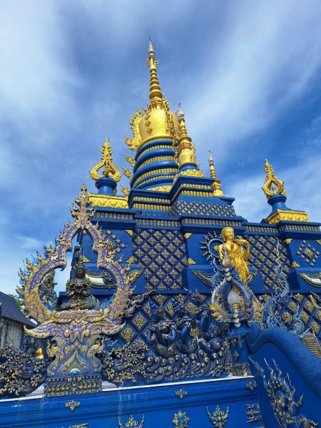 The golden chedi of a Chiang Rai temple, seen from below - lifeonwheel.com