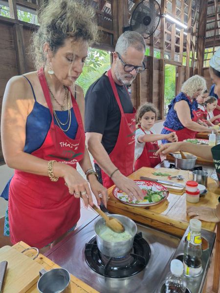 Guests cooking side by side in the open kitchen - lifeonwheel.com