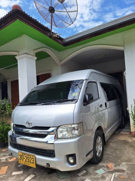 The silver van parked in the driveway - lifeonwheel.com