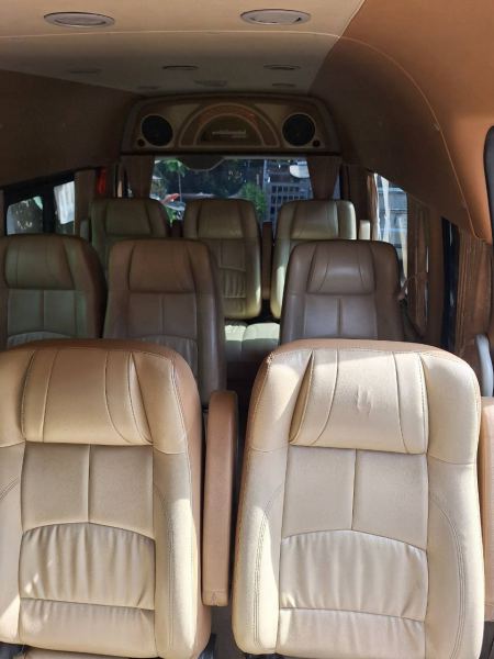 The van's sound system panel above the rear seats - lifeonwheel.com
