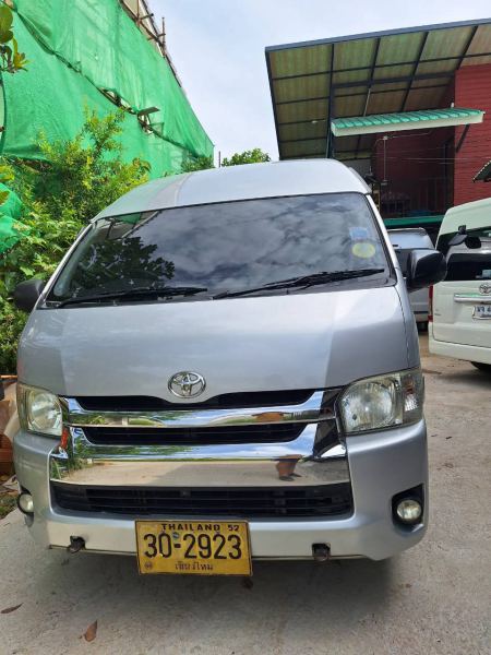 Front view of the silver Toyota van - lifeonwheel.com
