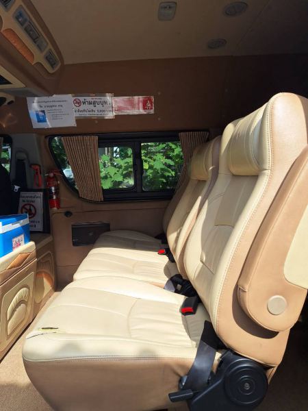 A single seat and window in the van's side row - lifeonwheel.com