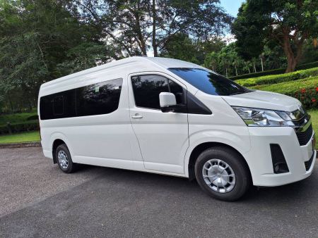 Side profile of the new Toyota van - lifeonwheel.com