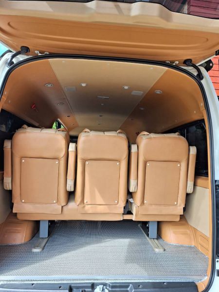 The open boot with fold-out rear seats - lifeonwheel.com