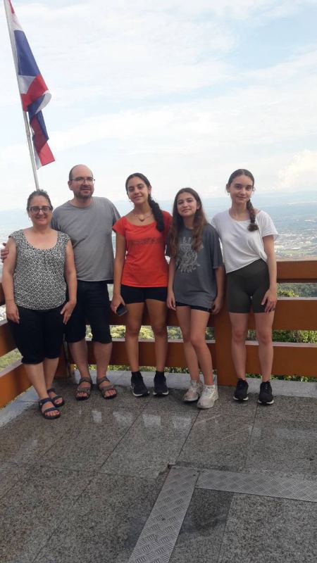 Under the Thai flag at the mountain viewpoint - lifeonwheel.com