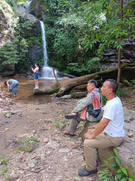 Resting on the rocks while others photograph the falls - lifeonwheel.com