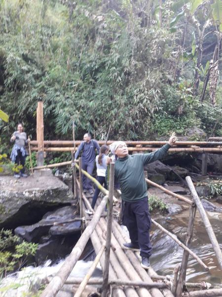 Our guide with the family on the bamboo bridge - lifeonwheel.com