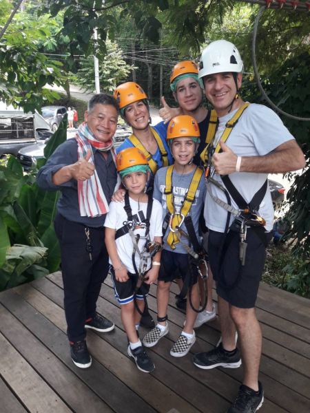Thumbs up with the whole family before the ride - lifeonwheel.com