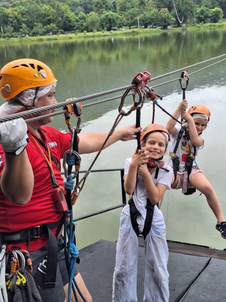 The instructor clipping young guests onto the line - lifeonwheel.com